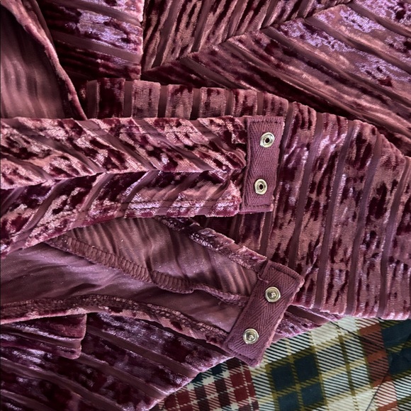 Lulu's Plush Velvet bodysuit in Rich Pink - Picture 5 of 6